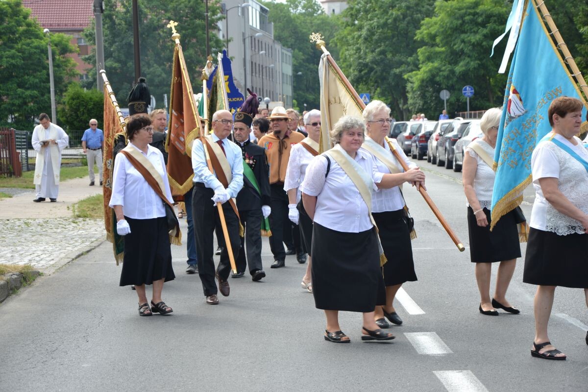 Poczty sztandarowe przy pierwszym ołtarzu