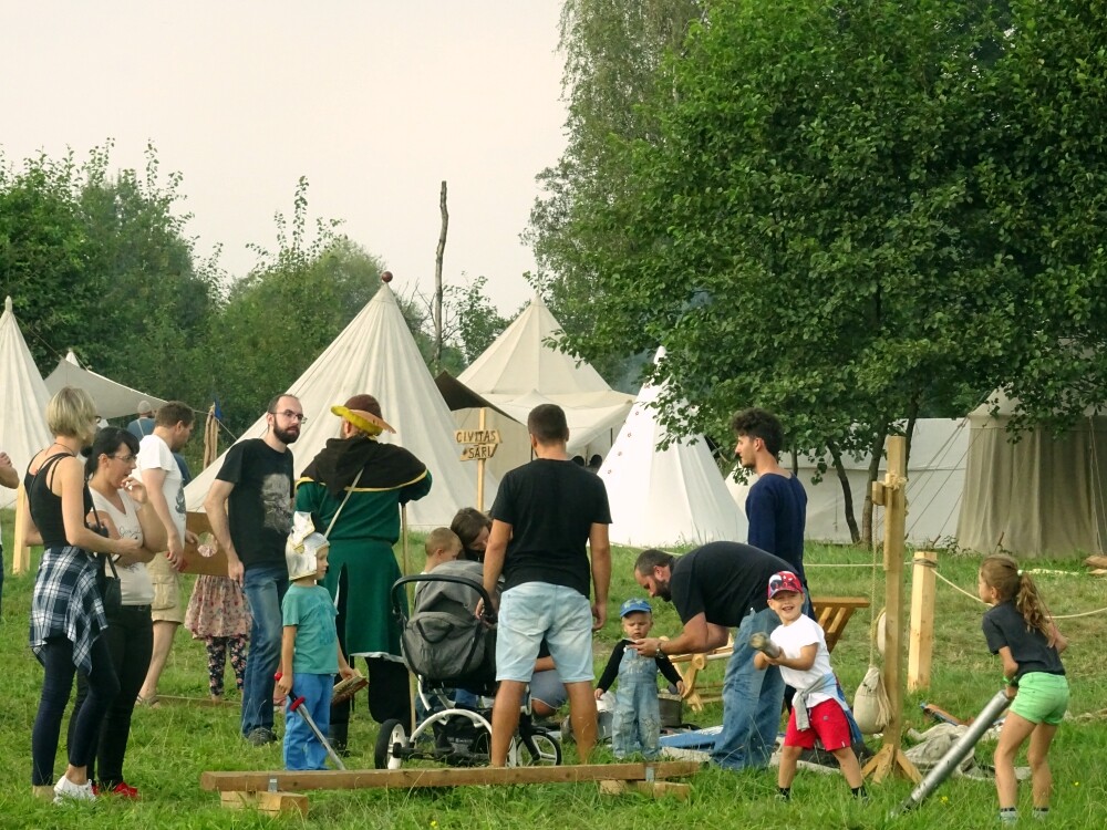 Damy i średniowieczni wojowie pojawili się w Żorach! Za nami wyjątkowa impreza rycerska Civitas Sari. Zobaczcie nasze zdjęcia!