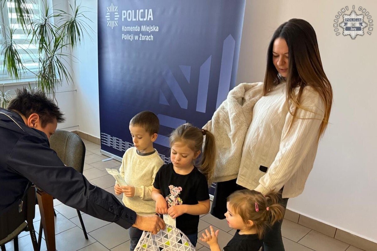 Mali zwycięzcy charytatywnej licytacji odwiedzili Komendę Policji w Żorach. Zwiedzili stanowisko kierowania, poznali pracę technika kryminalistyki i obejrzeli policyjny radiowóz / fot. KMP Żory