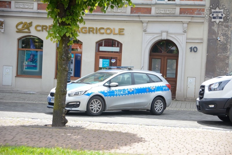 Dzielnicowi uratowali mężczyznę z dachu w Żorach – szybka reakcja zapobiegła tragedii!