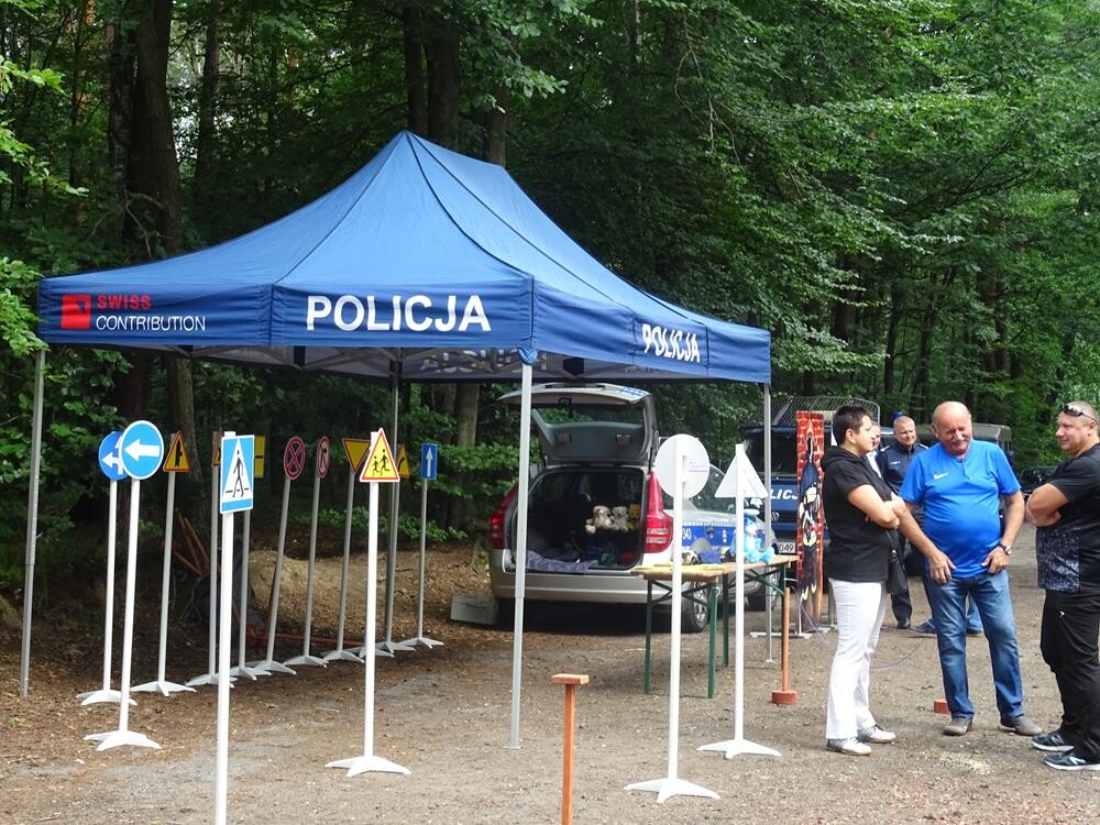 Policjanci świętowali z hukiem w sobotę 14 lipca na terenie leśnej strzelnicy &#8222;Dębina&#8221; gdzie odbyła się impreza dla całych rodzin pod hasłem &#8222;Dzień Policjanta&#8221;. Zobaczcie naszą fotorelację.