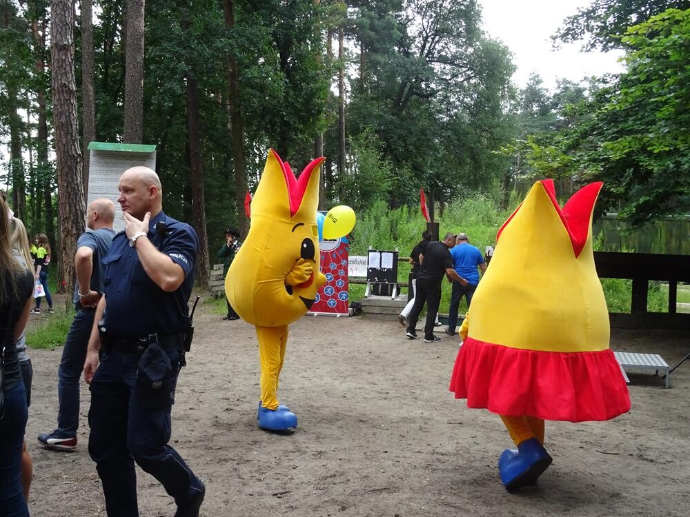 Policjanci świętowali z hukiem w sobotę 14 lipca na terenie leśnej strzelnicy &#8222;Dębina&#8221; gdzie odbyła się impreza dla całych rodzin pod hasłem &#8222;Dzień Policjanta&#8221;. Zobaczcie naszą fotorelację.