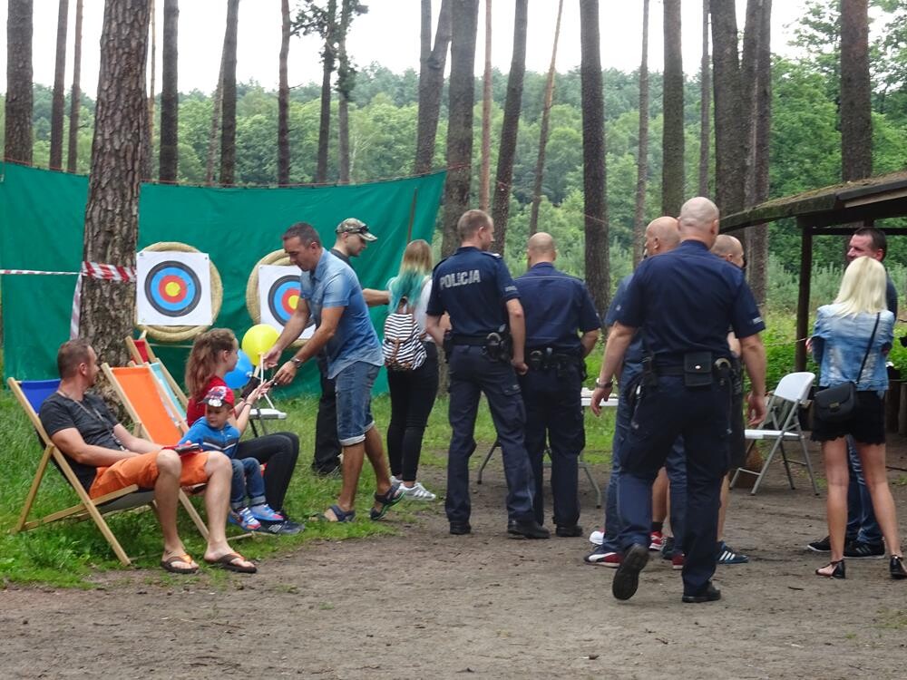 Policjanci świętowali z hukiem w sobotę 14 lipca na terenie leśnej strzelnicy &#8222;Dębina&#8221; gdzie odbyła się impreza dla całych rodzin pod hasłem &#8222;Dzień Policjanta&#8221;. Zobaczcie naszą fotorelację.