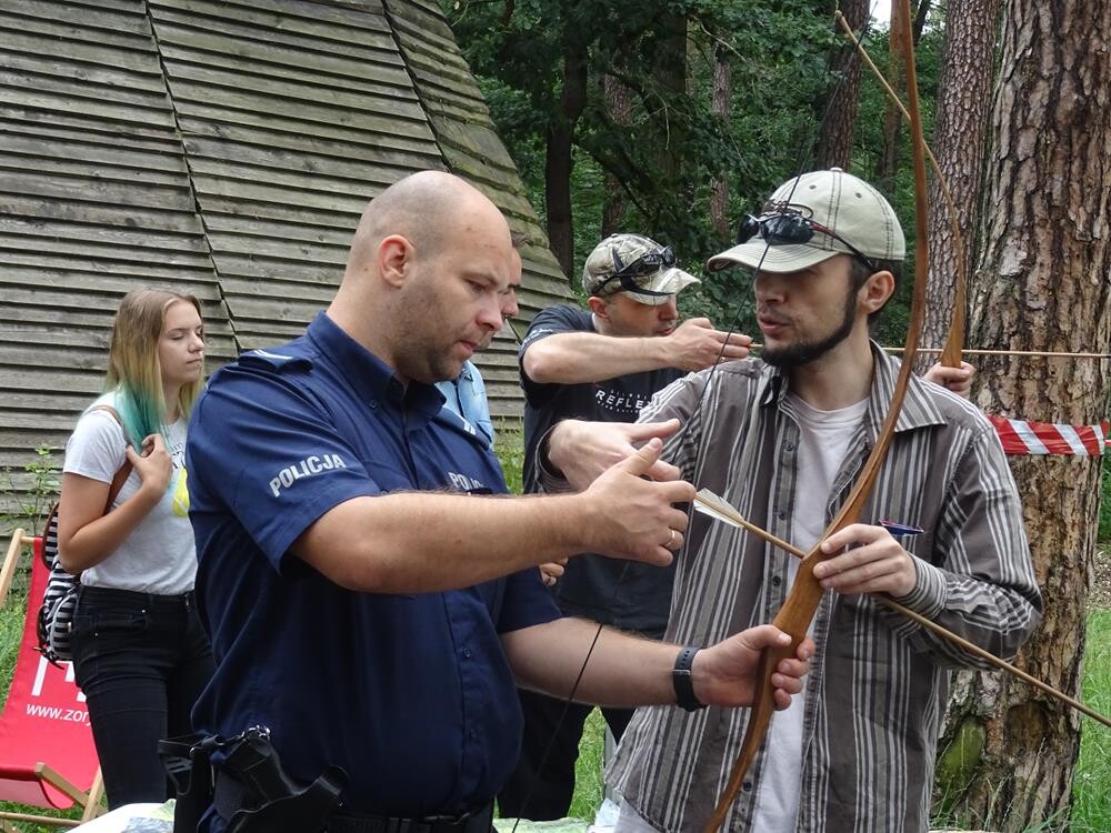 Policjanci świętowali z hukiem w sobotę 14 lipca na terenie leśnej strzelnicy &#8222;Dębina&#8221; gdzie odbyła się impreza dla całych rodzin pod hasłem &#8222;Dzień Policjanta&#8221;. Zobaczcie naszą fotorelację.