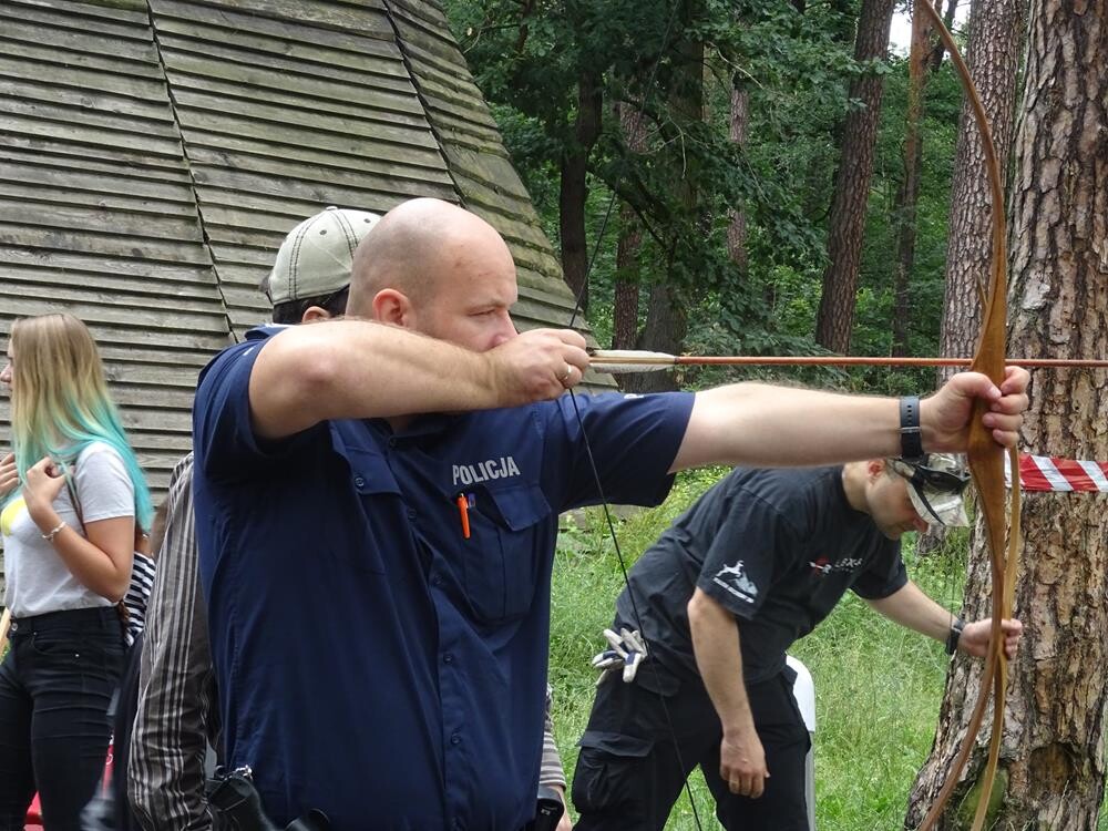 Policjanci świętowali z hukiem w sobotę 14 lipca na terenie leśnej strzelnicy &#8222;Dębina&#8221; gdzie odbyła się impreza dla całych rodzin pod hasłem &#8222;Dzień Policjanta&#8221;. Zobaczcie naszą fotorelację.