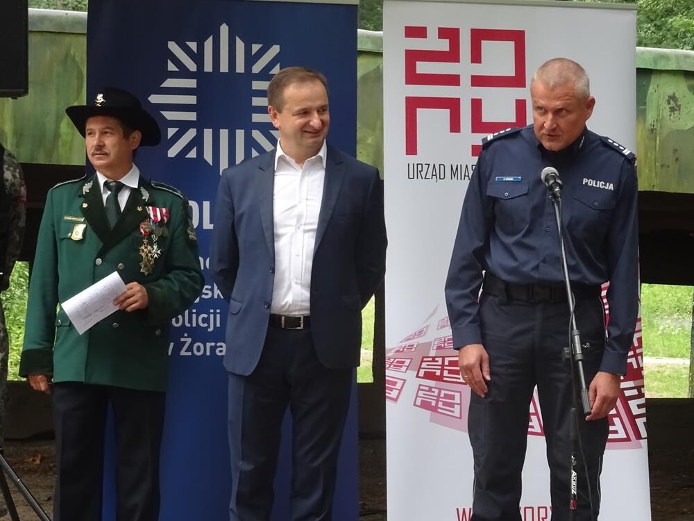 Policjanci świętowali z hukiem w sobotę 14 lipca na terenie leśnej strzelnicy &#8222;Dębina&#8221; gdzie odbyła się impreza dla całych rodzin pod hasłem &#8222;Dzień Policjanta&#8221;. Zobaczcie naszą fotorelację.