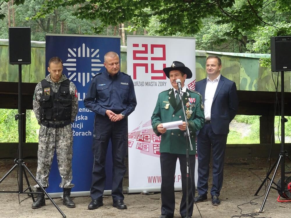 Policjanci świętowali z hukiem w sobotę 14 lipca na terenie leśnej strzelnicy &#8222;Dębina&#8221; gdzie odbyła się impreza dla całych rodzin pod hasłem &#8222;Dzień Policjanta&#8221;. Zobaczcie naszą fotorelację.