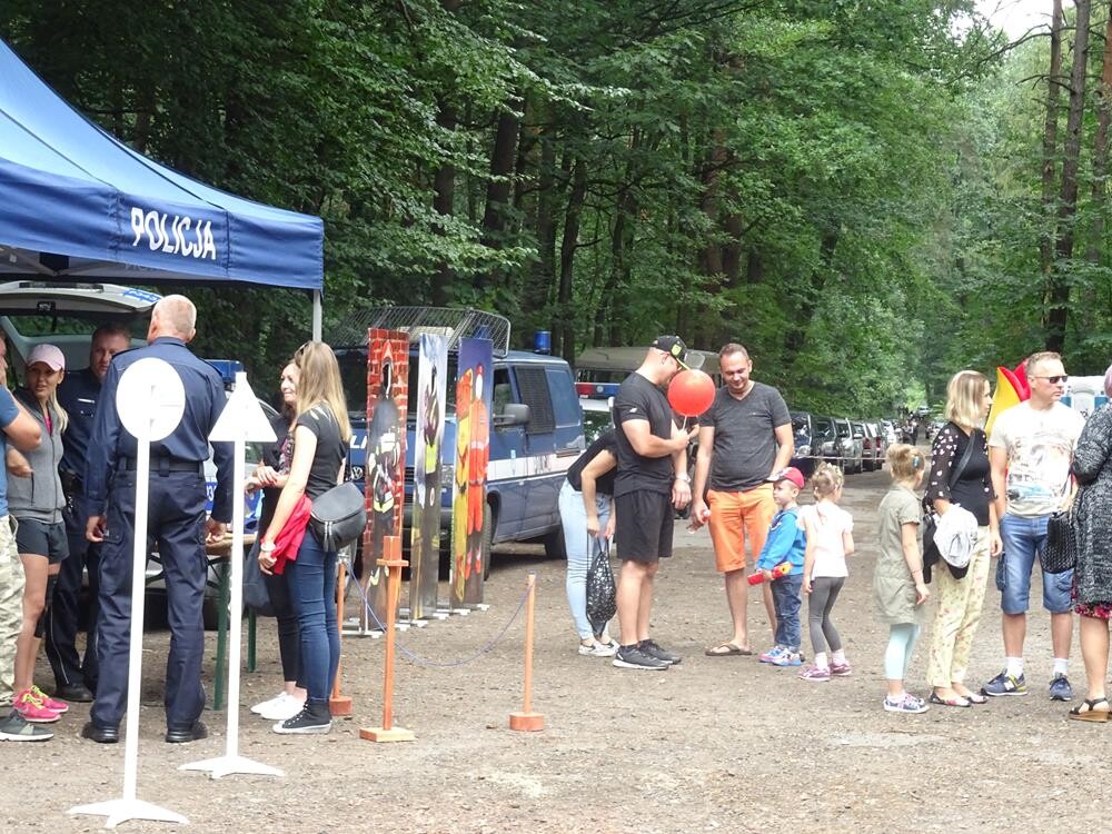Policjanci świętowali z hukiem w sobotę 14 lipca na terenie leśnej strzelnicy &#8222;Dębina&#8221; gdzie odbyła się impreza dla całych rodzin pod hasłem &#8222;Dzień Policjanta&#8221;. Zobaczcie naszą fotorelację.