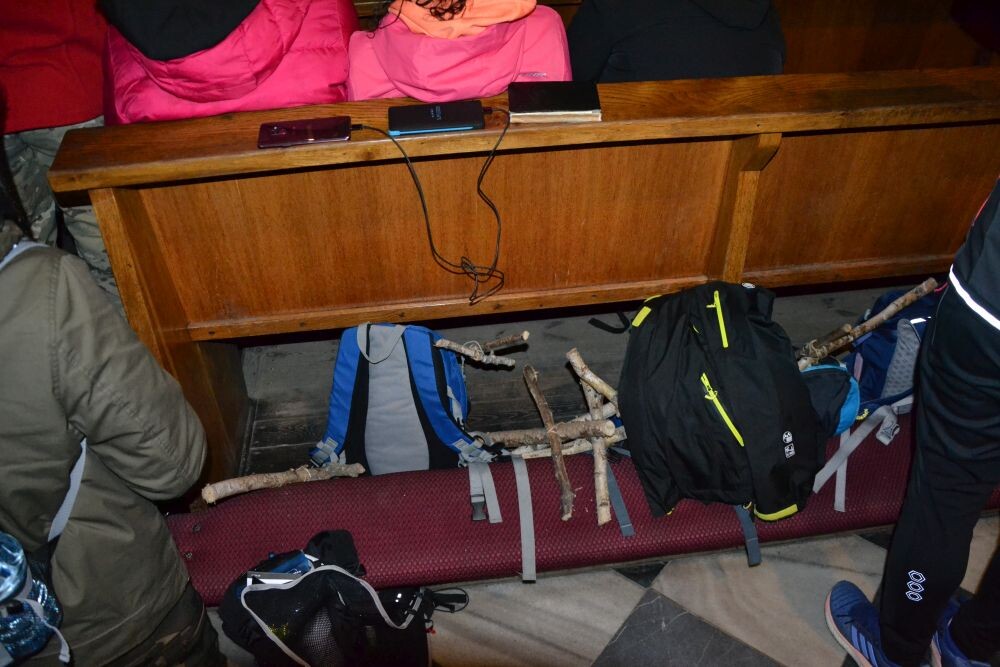 Atrybuty niezbędne podczas Ekstremalnej Drogi Krzyżowej: plecak, krzyż, książeczka do rozważań, smartfon i powerbank