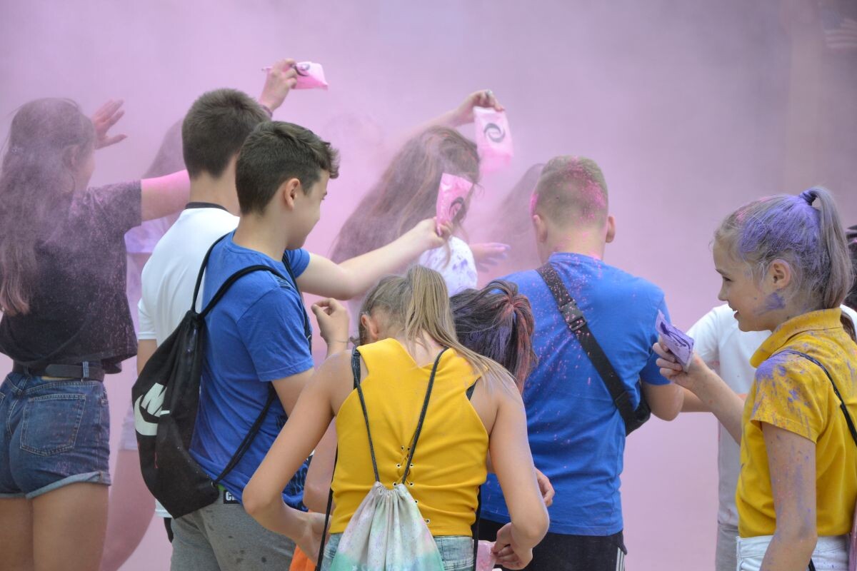 Festiwal kolorów holi w Twinpigs