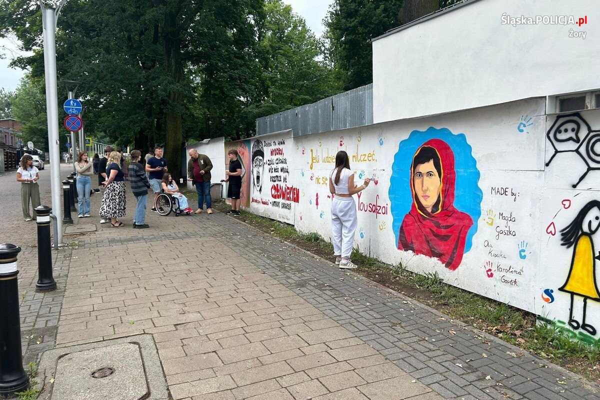 Równość, tolerancja i wizja problemów dotyczących codzienności to przewodni motyw galerii, która od Przedwczoraj zagościła na ogrodzeniu żorskiej Policji / fot. KMP Żory