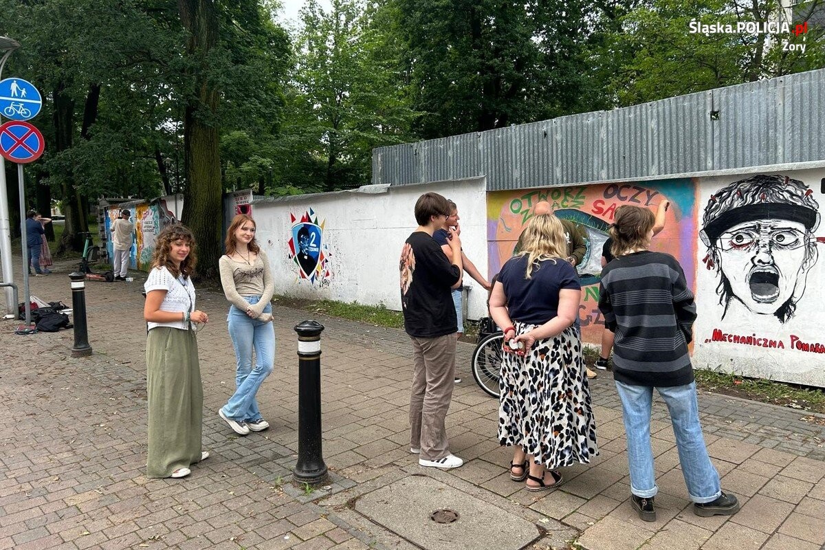 Równość, tolerancja i wizja problemów dotyczących codzienności to przewodni motyw galerii, która od Przedwczoraj zagościła na ogrodzeniu żorskiej Policji / fot. KMP Żory