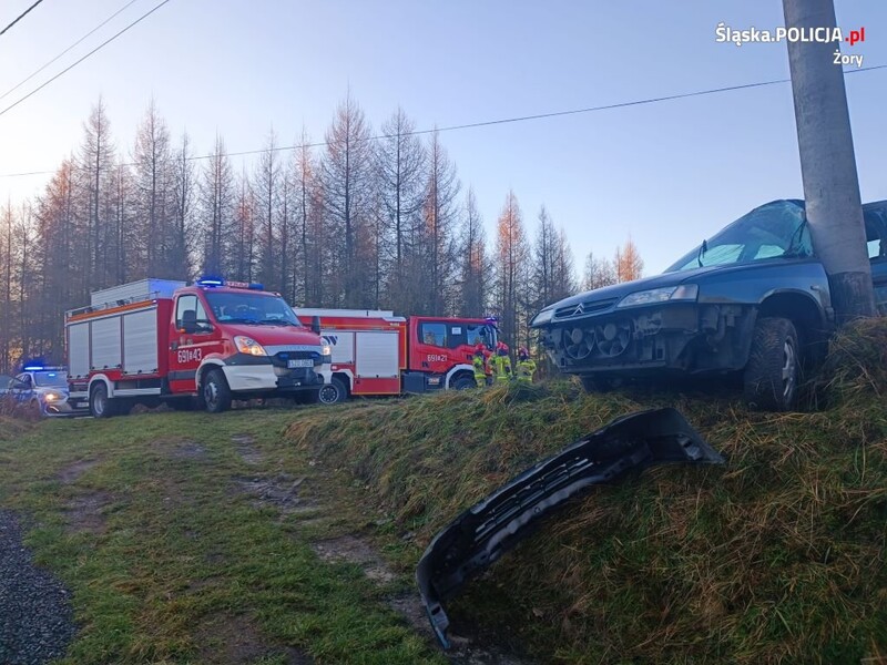 Groźne zdarzenie na ul. Kradziejówka. 19-latek uderzył w słup energetyczny!
