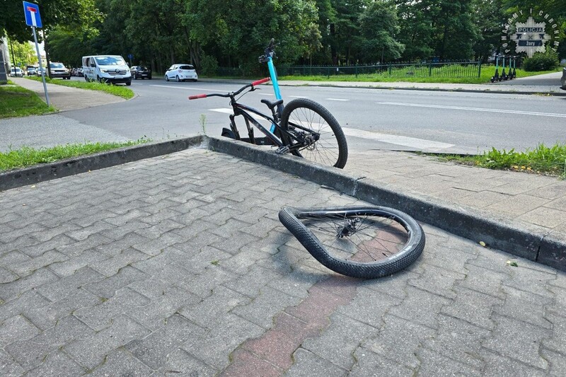 Groźne zderzenie z ciężarówką w Żorach – 12-latek uratowany przez kask