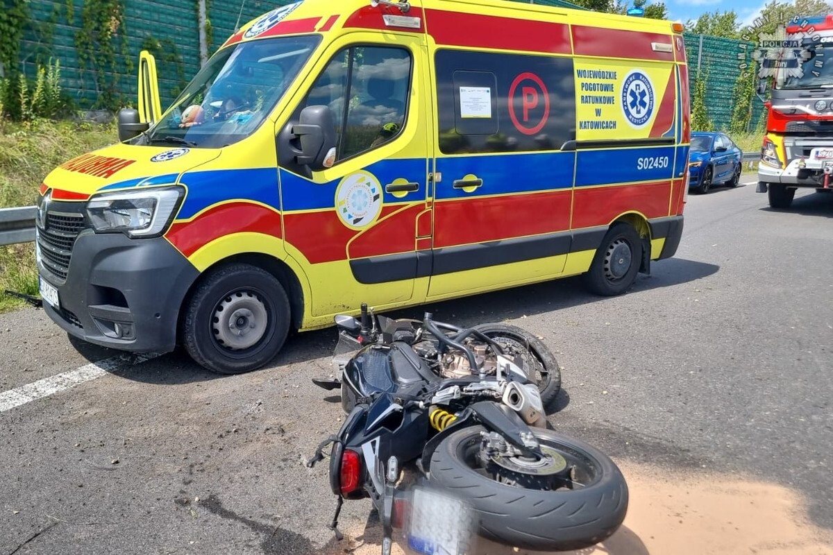 Groźny wypadek na A1 – motocyklista uderzył w barierę energochłonną! / fot. KMP Żory