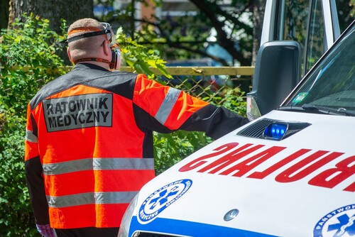 Groźny wypadek w Żorach. Rowerzysta ciężko ranny po zderzeniu z osobówką