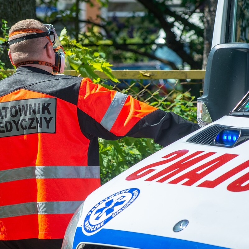 Groźny wypadek w Żorach. Rowerzysta ciężko ranny po zderzeniu z osobówką