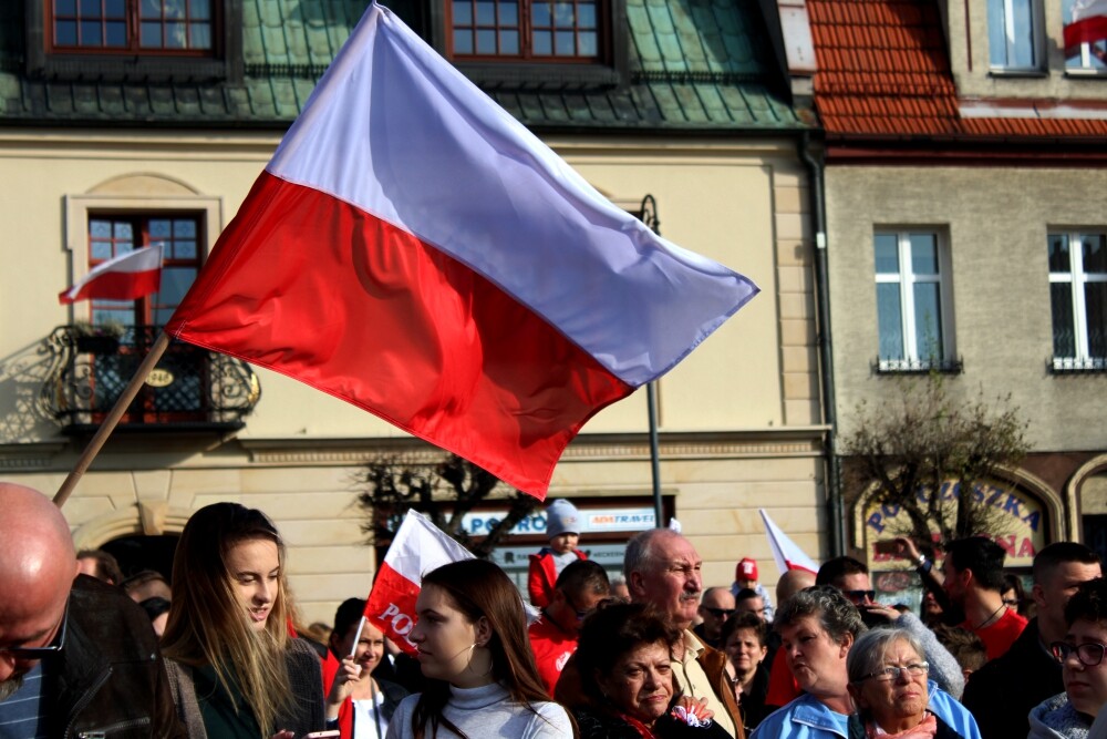 Żory włączyły się w ogólnopolską akcję pn. &#8222;Niepodległa do hymnu!&#8221;. W samo południe mieszkańcy zebrani na rynku odśpiewali &#8222;Mazurek Dąbrowskiego&#8221;. Zobaczcie zdjęcia!