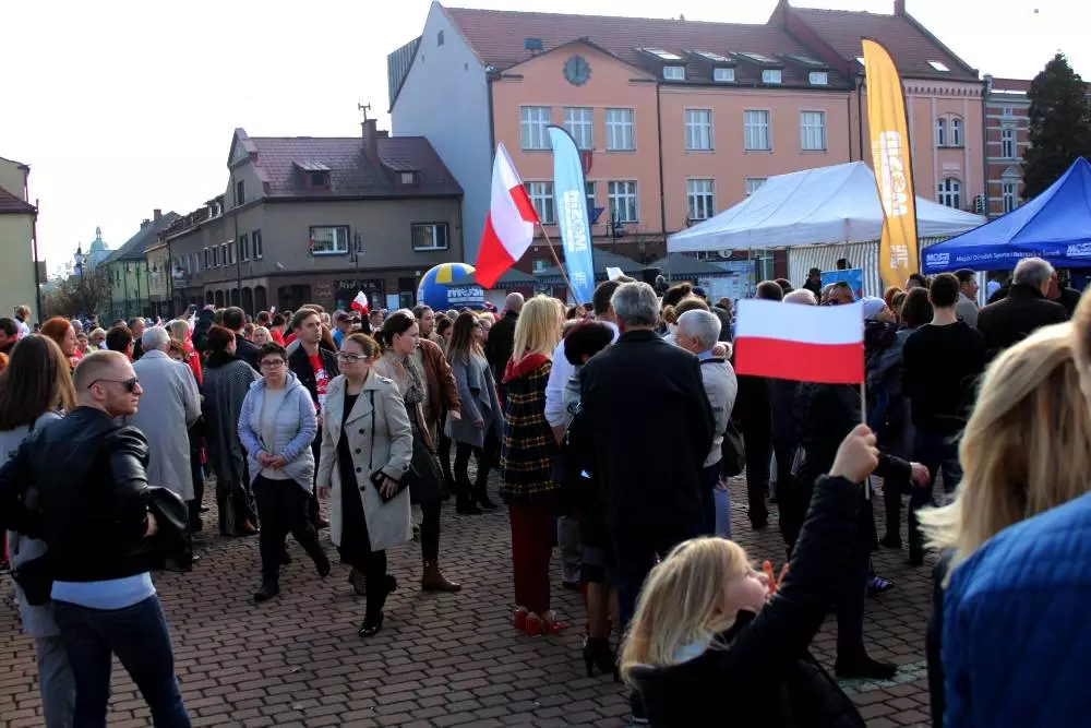 Żory włączyły się w ogólnopolską akcję pn. &#8222;Niepodległa do hymnu!&#8221;. W samo południe mieszkańcy zebrani na rynku odśpiewali &#8222;Mazurek Dąbrowskiego&#8221;. Zobaczcie zdjęcia!