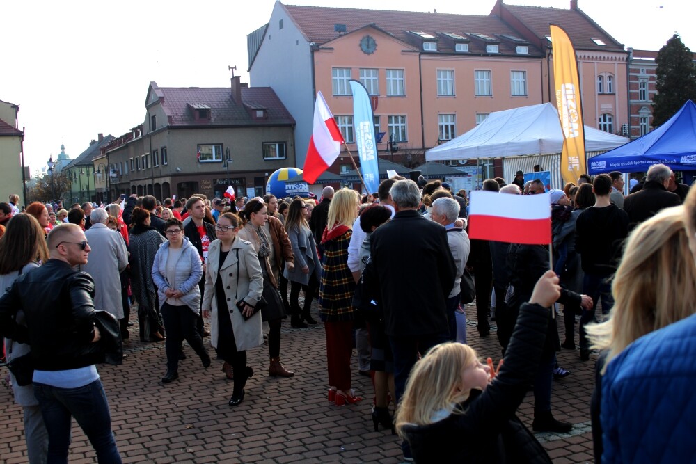 Żory włączyły się w ogólnopolską akcję pn. &#8222;Niepodległa do hymnu!&#8221;. W samo południe mieszkańcy zebrani na rynku odśpiewali &#8222;Mazurek Dąbrowskiego&#8221;. Zobaczcie zdjęcia!