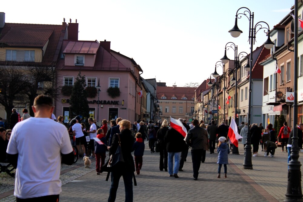 Żory włączyły się w ogólnopolską akcję pn. &#8222;Niepodległa do hymnu!&#8221;. W samo południe mieszkańcy zebrani na rynku odśpiewali &#8222;Mazurek Dąbrowskiego&#8221;. Zobaczcie zdjęcia!