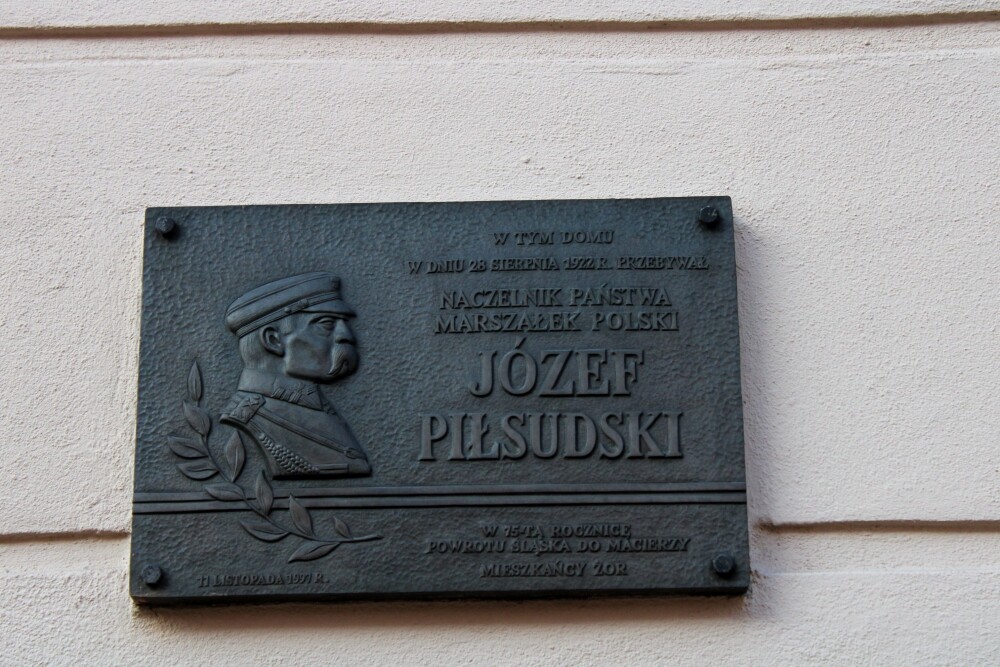 Żory włączyły się w ogólnopolską akcję pn. &#8222;Niepodległa do hymnu!&#8221;. W samo południe mieszkańcy zebrani na rynku odśpiewali &#8222;Mazurek Dąbrowskiego&#8221;. Zobaczcie zdjęcia!