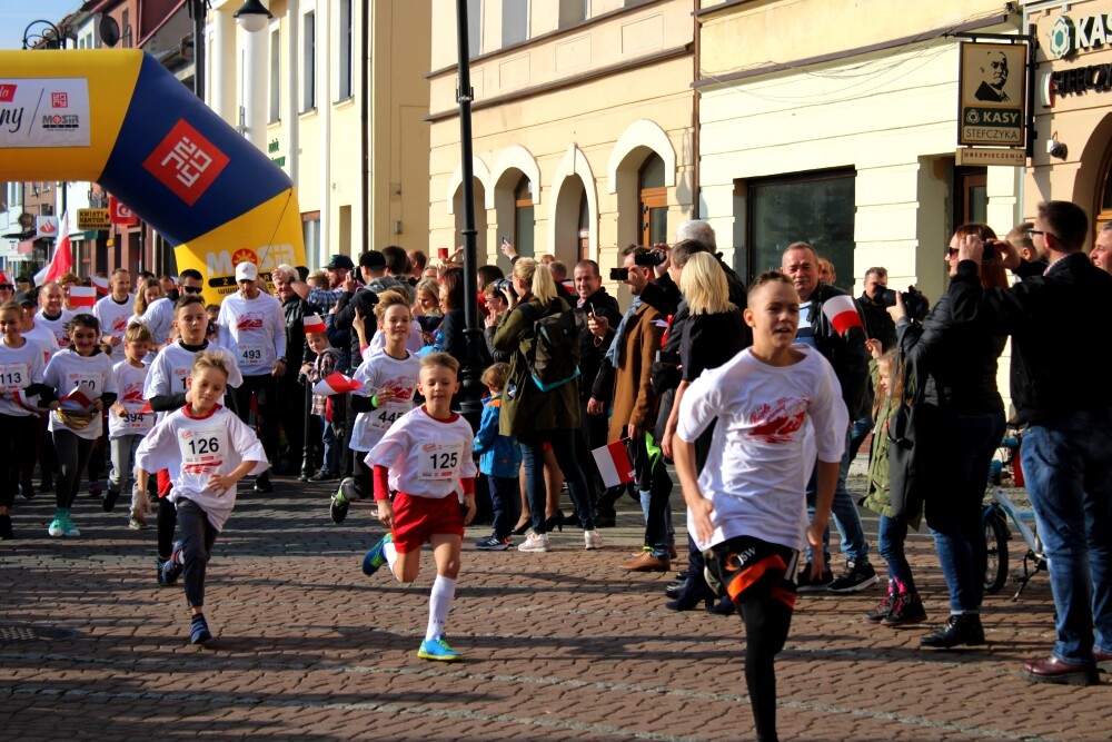 500 osób przebiegło ulicami żorskiej Starówki w ramach obchodów 100-lecia niepodległości naszego kraju. Zobaczcie zdjęcia!