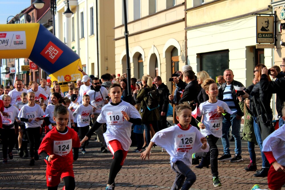 500 osób przebiegło ulicami żorskiej Starówki w ramach obchodów 100-lecia niepodległości naszego kraju. Zobaczcie zdjęcia!