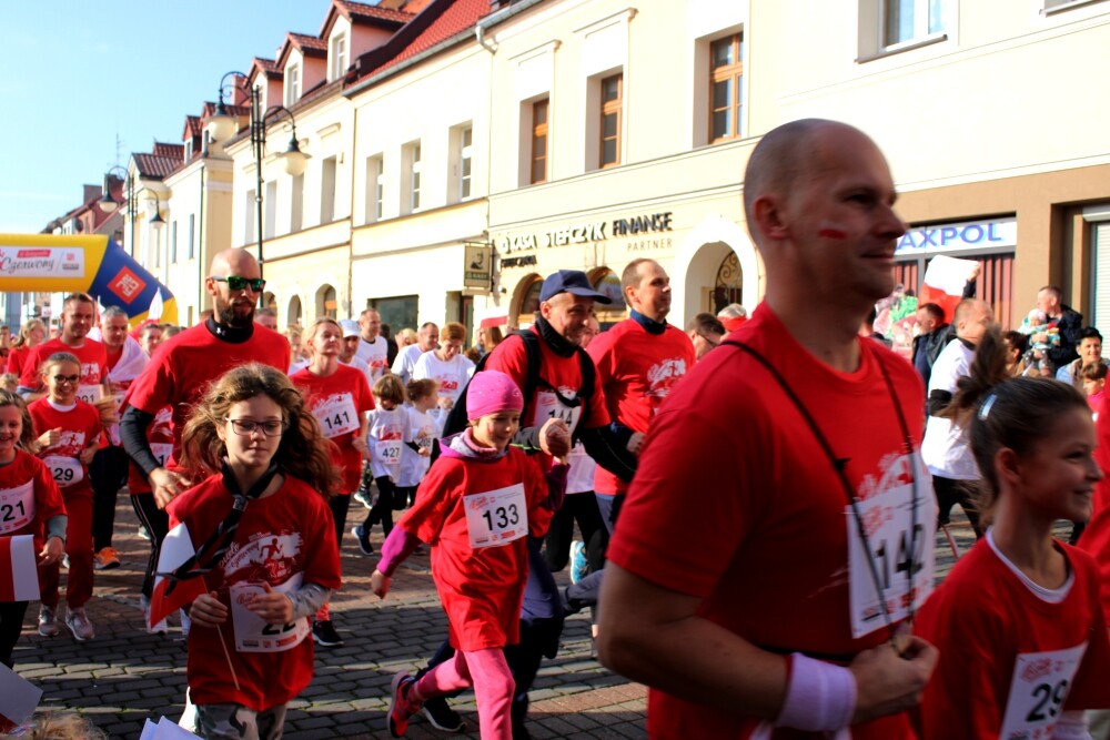 500 osób przebiegło ulicami żorskiej Starówki w ramach obchodów 100-lecia niepodległości naszego kraju. Zobaczcie zdjęcia!