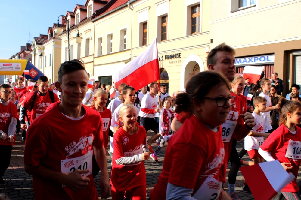 500 osób przebiegło ulicami żorskiej Starówki w ramach obchodów 100-lecia niepodległości naszego kraju. Zobaczcie zdjęcia!
