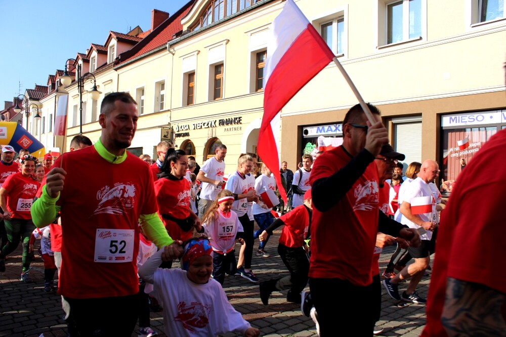 500 osób przebiegło ulicami żorskiej Starówki w ramach obchodów 100-lecia niepodległości naszego kraju. Zobaczcie zdjęcia!