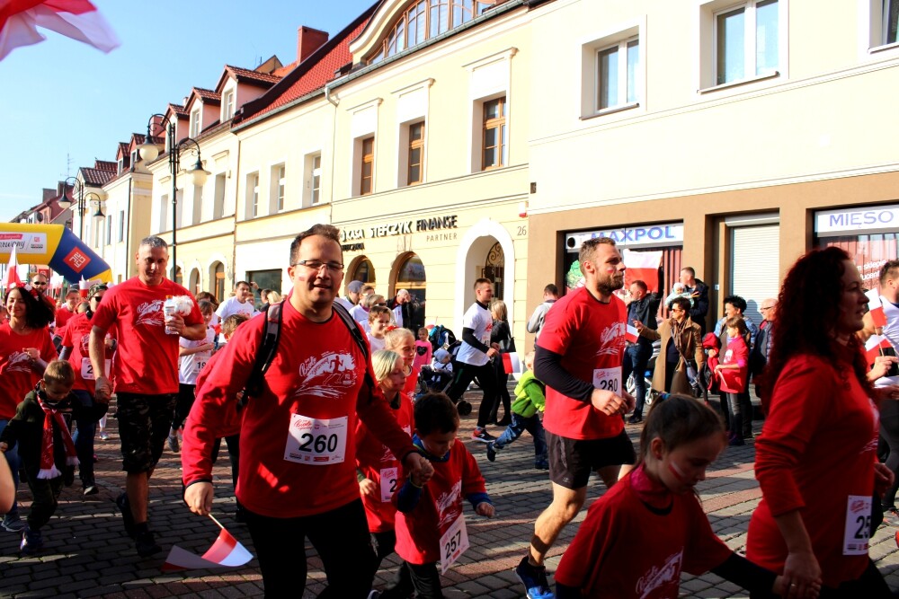 500 osób przebiegło ulicami żorskiej Starówki w ramach obchodów 100-lecia niepodległości naszego kraju. Zobaczcie zdjęcia!