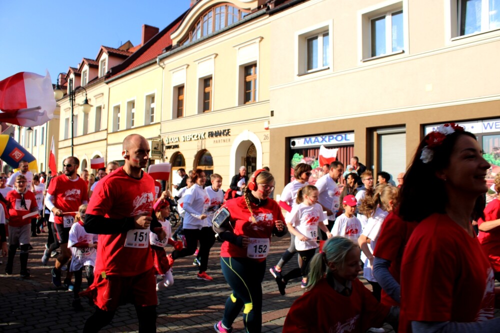 500 osób przebiegło ulicami żorskiej Starówki w ramach obchodów 100-lecia niepodległości naszego kraju. Zobaczcie zdjęcia!