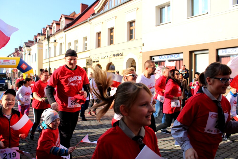500 osób przebiegło ulicami żorskiej Starówki w ramach obchodów 100-lecia niepodległości naszego kraju. Zobaczcie zdjęcia!