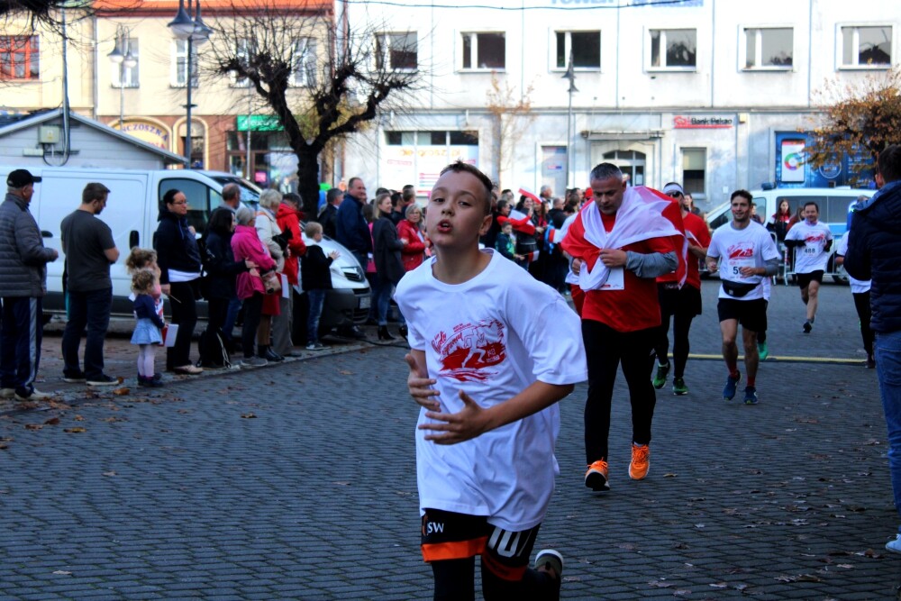 500 osób przebiegło ulicami żorskiej Starówki w ramach obchodów 100-lecia niepodległości naszego kraju. Zobaczcie zdjęcia!