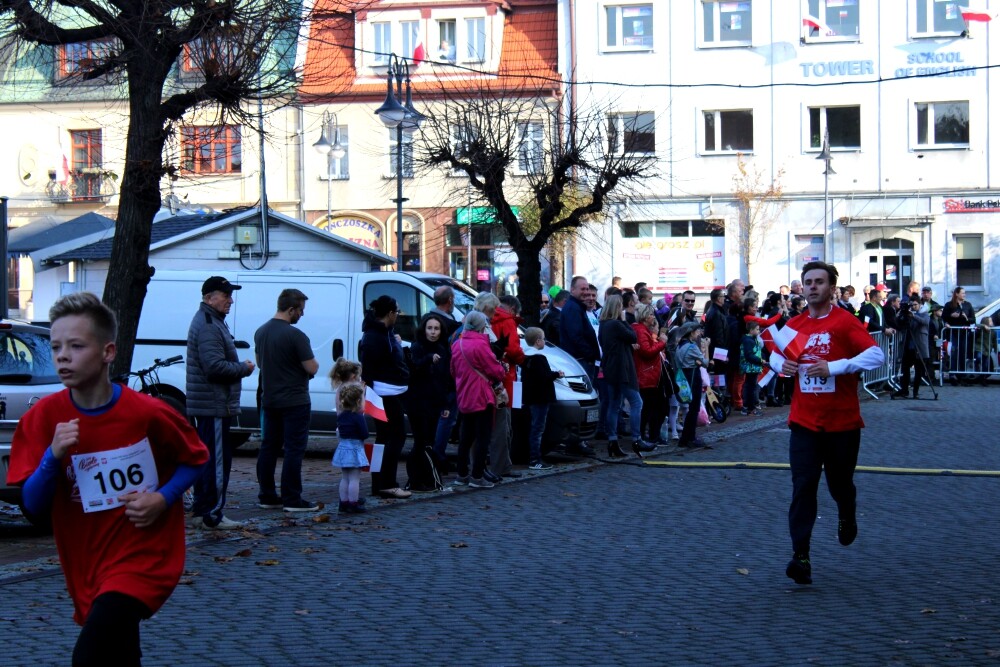 500 osób przebiegło ulicami żorskiej Starówki w ramach obchodów 100-lecia niepodległości naszego kraju. Zobaczcie zdjęcia!