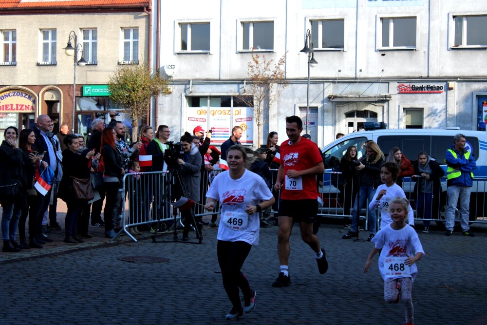 500 osób przebiegło ulicami żorskiej Starówki w ramach obchodów 100-lecia niepodległości naszego kraju. Zobaczcie zdjęcia!