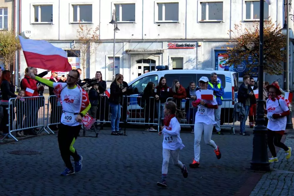 500 osób przebiegło ulicami żorskiej Starówki w ramach obchodów 100-lecia niepodległości naszego kraju. Zobaczcie zdjęcia!