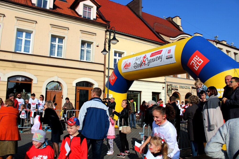 500 osób przebiegło ulicami żorskiej Starówki w ramach obchodów 100-lecia niepodległości naszego kraju. Zobaczcie zdjęcia!