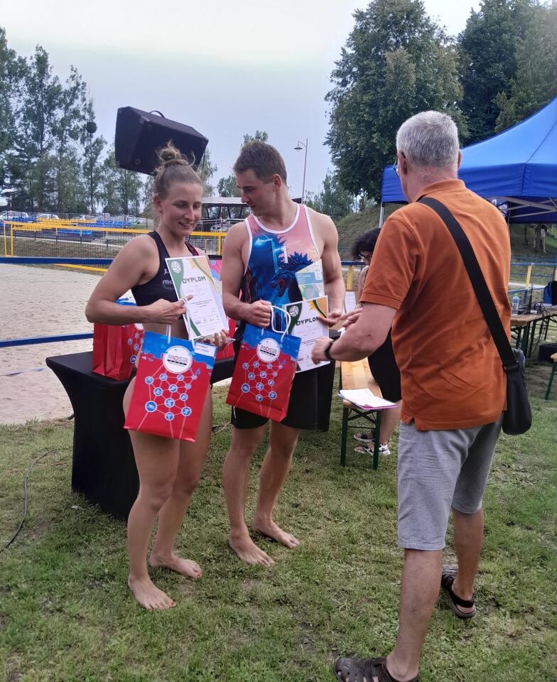 W niedzielę 30 czerwca na boisku do siatkówki plażowej Ośrodka Rekreacyjno-Wypoczynkowego w Żorach Roju odbył się drugi, z zaplanowanych w ramach eliminacji do „IX Otwartych Mistrzostw Śląska w Siatkówce Plażowej pod patronatem Śląskiego Związku Piłki Siatkowej” turniej w kategorii „mikstów” / fot. MOSiR Żory
