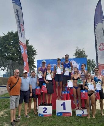 W niedzielę 30 czerwca na boisku do siatkówki plażowej Ośrodka Rekreacyjno-Wypoczynkowego w Żorach Roju odbył się drugi, z zaplanowanych w ramach eliminacji do „IX Otwartych Mistrzostw Śląska w Siatkówce Plażowej pod patronatem Śląskiego Związku Piłki Siatkowej” turniej w kategorii „mikstów” / fot. MOSiR Żory