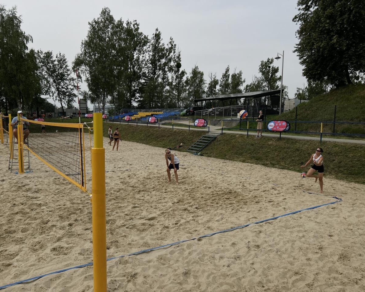 W niedzielę 30 czerwca na boisku do siatkówki plażowej Ośrodka Rekreacyjno-Wypoczynkowego w Żorach Roju odbył się drugi, z zaplanowanych w ramach eliminacji do „IX Otwartych Mistrzostw Śląska w Siatkówce Plażowej pod patronatem Śląskiego Związku Piłki Siatkowej” turniej w kategorii „mikstów” / fot. MOSiR Żory