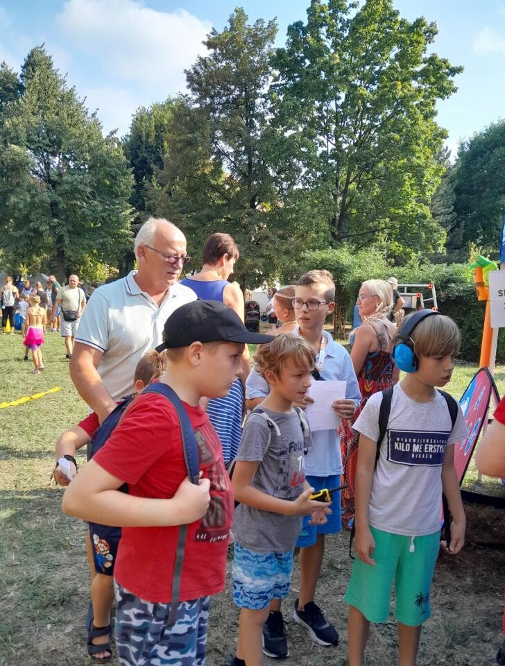 Dzieci ochoczo brały udział w bloku rekreacyjno-sportowym, przygotowanym przez MOSiR podczas Jarmarku Władysławowskiego / fot. MOSiR Żory
