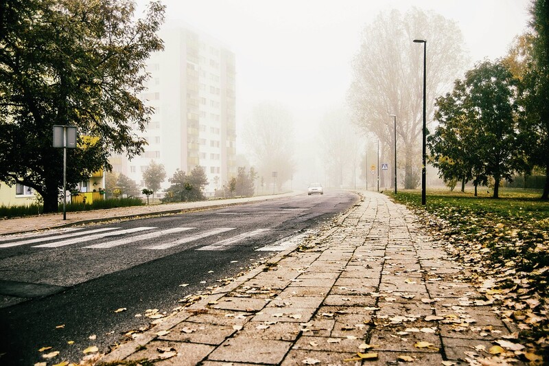 Kierowcy i piesi! Jesienią szczególnie uważajmy na drodze!