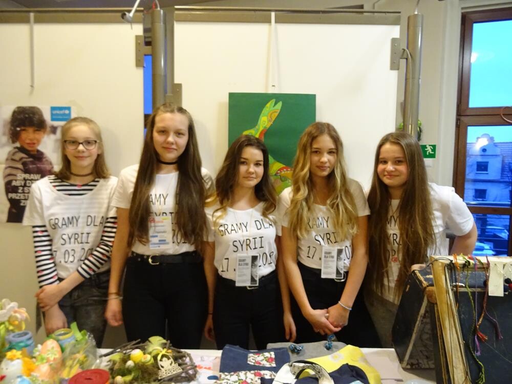 Szkolne Koło Wolontariatu w Gimnazjum nr 4 (SP 17) zorganizowało w sobotę akcję charytatywną zachęcającą Żorzan do wsparcia dzieci z Syrii. Zobaczcie naszą fotorelację!