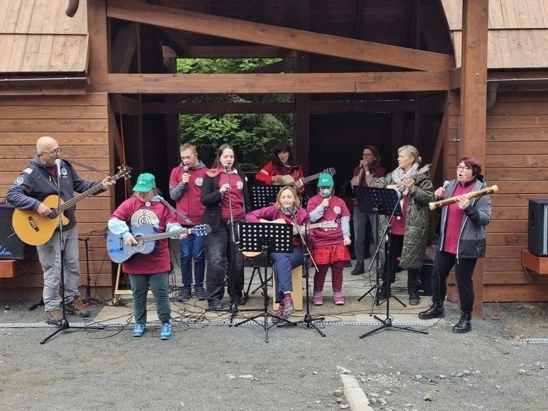 Zespół do Zadań Specjalnych z Żor zagrał koncert podczas otwarcia Ścieżki Ułatwionego Dostępu w Parku Narodowym Gór Stołowych / fot. UM Żory