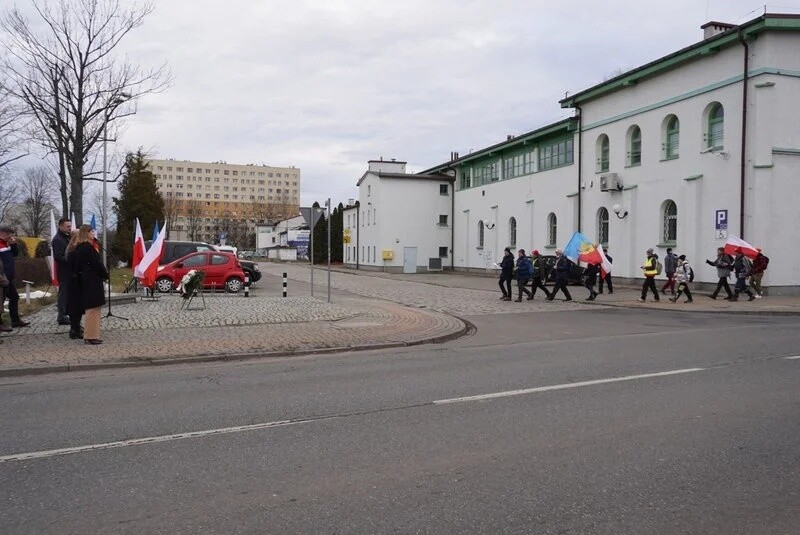Żory uczciły 80. rocznicę marszów śmierci. Marsz Pamięci przeszedł przez miasto, zatrzymując się w miejscach pamięci ofiar tragicznych wydarzeń z 1945 roku / fot. UM Żory