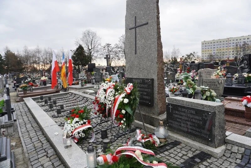 Żory uczciły 80. rocznicę marszów śmierci. Marsz Pamięci przeszedł przez miasto, zatrzymując się w miejscach pamięci ofiar tragicznych wydarzeń z 1945 roku / fot. UM Żory