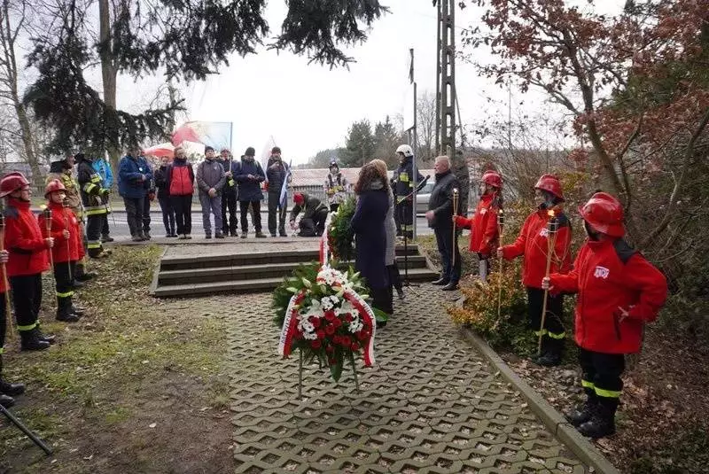 Żory uczciły 80. rocznicę marszów śmierci. Marsz Pamięci przeszedł przez miasto, zatrzymując się w miejscach pamięci ofiar tragicznych wydarzeń z 1945 roku / fot. UM Żory