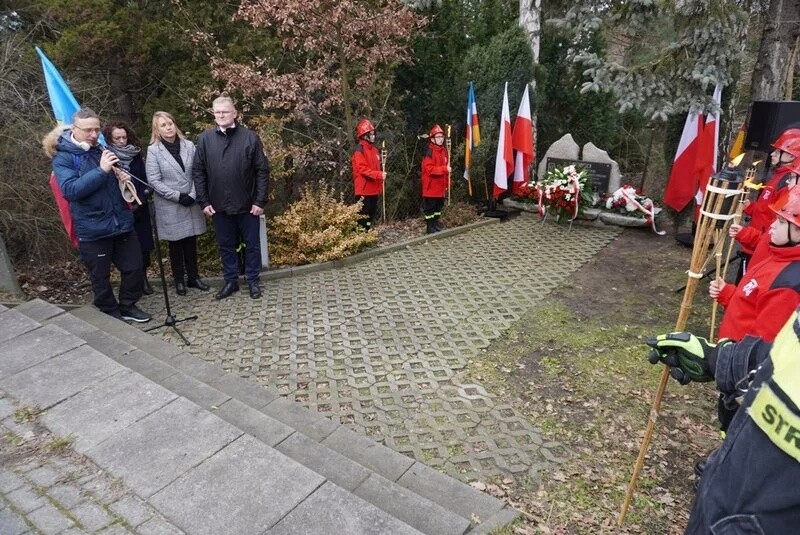 Żory uczciły 80. rocznicę marszów śmierci. Marsz Pamięci przeszedł przez miasto, zatrzymując się w miejscach pamięci ofiar tragicznych wydarzeń z 1945 roku / fot. UM Żory